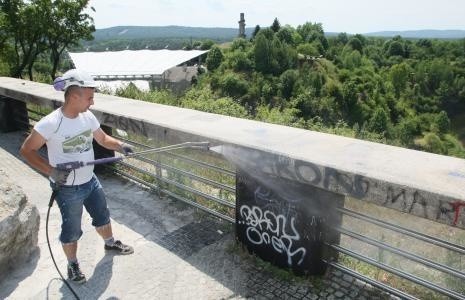 Kielecka firma zabezpieczy autostradę A2Pracownicy ClaenWalls w ubiegłym roku pucowali kielecką Kadzielnię, teraz zabiorą się za zabezpieczanie przed graffiti obiektów na autostradzie A2.
