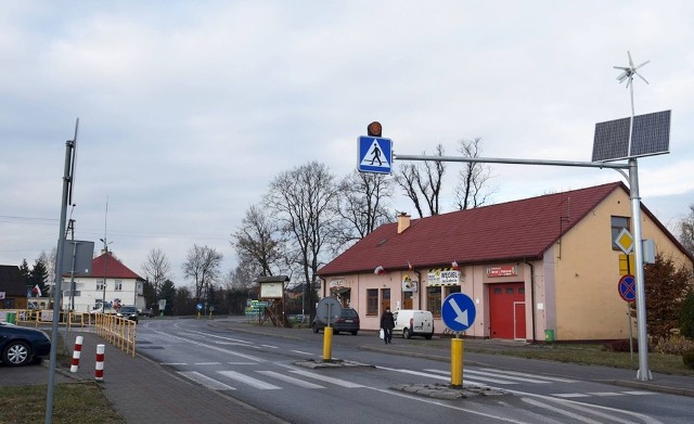 Przejście koło szkoły wyposażone jest w pulsatory, światła w asfalcie typu „kocie oczka”, obustronną barierkę oraz akustyczne pasy zwalniające.