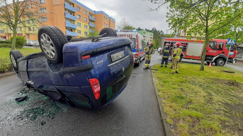 Wypadek na ul. Przyjaźni w Policach. Dachowało auto