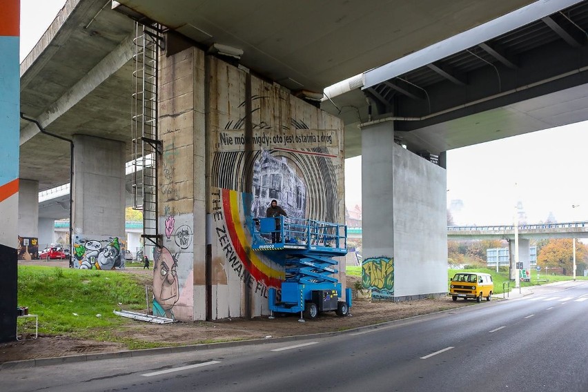 Mural Lumpa wspiera historię niezwykłego pociągu. Street art pod Trasą Zamkową