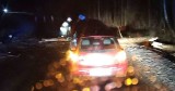 Nocna akcja strażaków ze Stąporkowa. Samochód uderzył w drzewo powalone przez wiatr. Zobaczcie zdjęcia