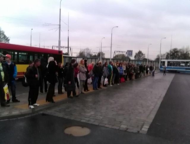 Na pętli Pilczyce utknęło kilkadziesiąt osób - wrocławianie, którzy próbują dojechać do Leśnicy, skarżą się, że autobusy zastępcze nie przyjeżdżają
