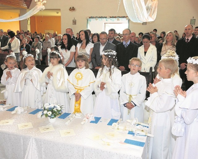 Prezenty komunijne. W tym roku modny już nie zegarek a dron Pierwsza Komunia Święta jest przede wszystkim wydarzeniem religijnym. Jednak dzieci w tym dniu skupione są też na prezentach i wystawnym przyjęciu, które organizują dla nich rodzice 