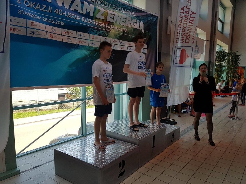 Ogólnopolskie zawody pływackie w Staszowie. Reprezentanci Delfina Tarnobrzeg w klasyfikacji generalnej zajęli drugie miejsce 