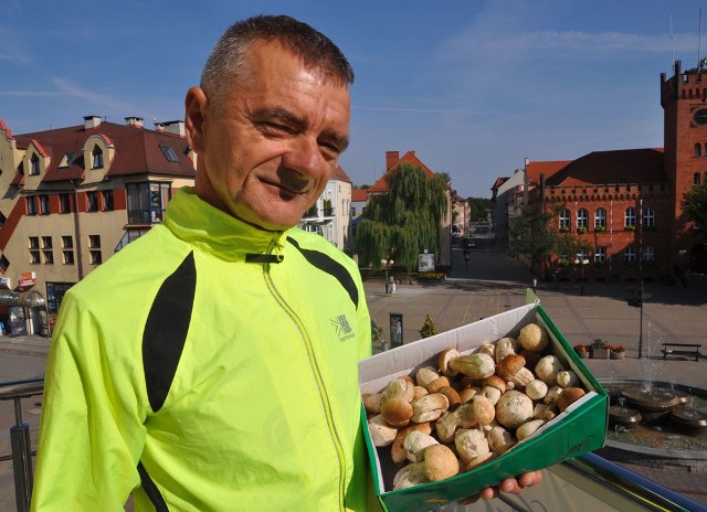 Andrzej Kowal i jego grzybowe trofeum. 