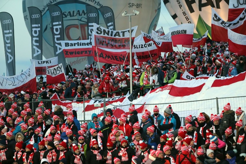 Tak kibicowano polskim skoczkom w Zakopanem w sobotę 19...