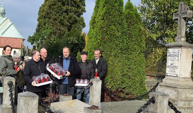 Znicze zapłonęły między innymi na grobie prawnika, krajoznawcy, prezesa PTTK Kazimierza Kosmulskiego, zmarłego w 1979 roku