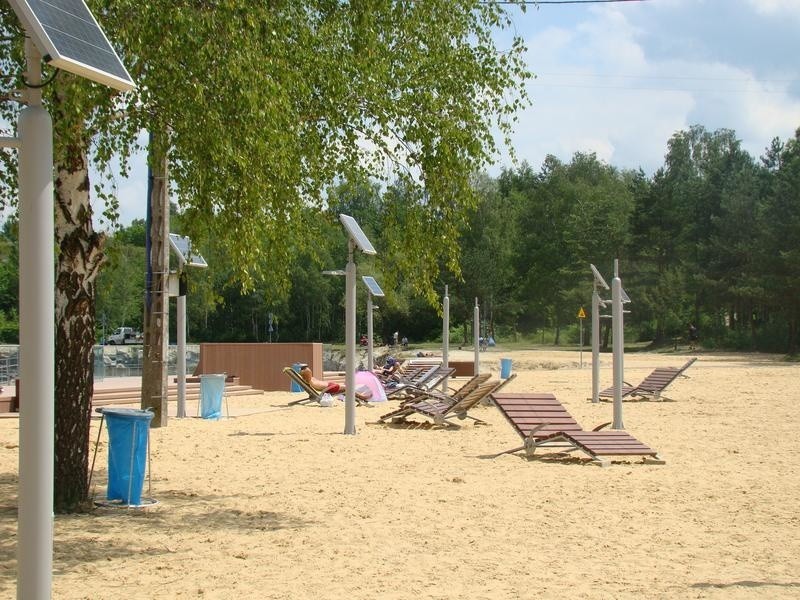 Trzebinia. Nad Balatonem po przebudowie sezon oficjalnie rusza w sobotę, ale wielu już tutaj plażuje. Zobacz co i za ile oferuje [ZDJĘCIA]