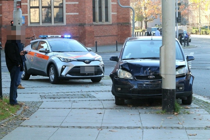 Do czasu usunięcia peugeota z torowiska przejazd tramwajów w...