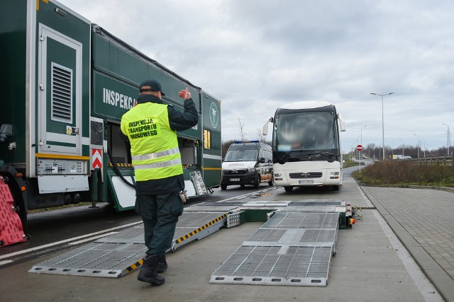 Kontrole autokarów będą prowadzone w wyznaczonych punktach, na głównych szlakach komunikacyjnych oraz trasach w pobliżu zimowych kurortów.