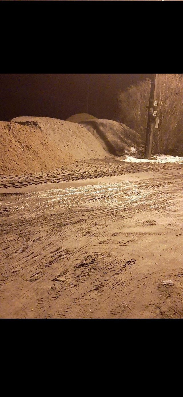 - Pełno ciężkich samochodów, hałas, ulica jest cała zryta... Ale najgorsze jest to, że oni wysypują piach i żwir tuż przy naszej posesji. Ja mam od tej strony tylko jedno wejście i mam problemy, żeby z niego korzystać - opowiada mieszkanka ulicy Nad Wisłą w Starym Fordonie.