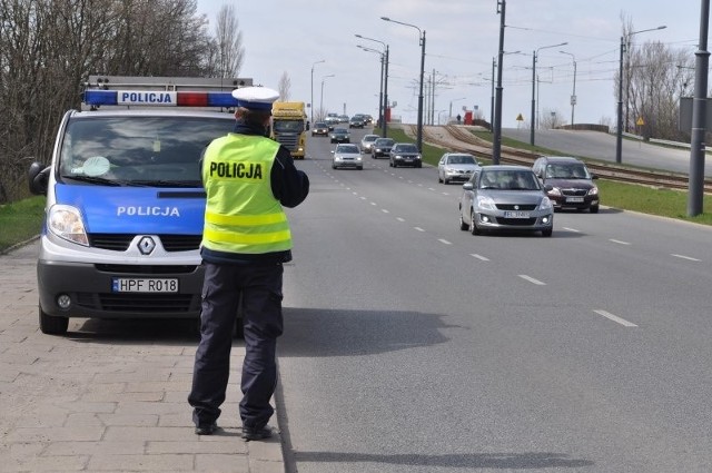 Policjanci kontrolują prędkość na wiadukcie ul. Przybyszewskiego