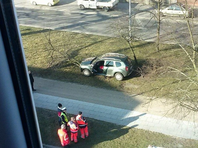 W niedzielę ok. godz. 9 kobieta jadąca małym samochodem na rondzie przy ul. Kopernika w Słupsku straciła nad nim panowanie.