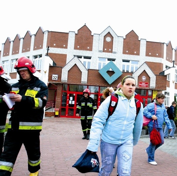 Policja, strażacy, pogotowie. Tak było wczoraj w Szkole Podstawowej nr 49 przy ul. Armii Krajowej w Białymstoku.