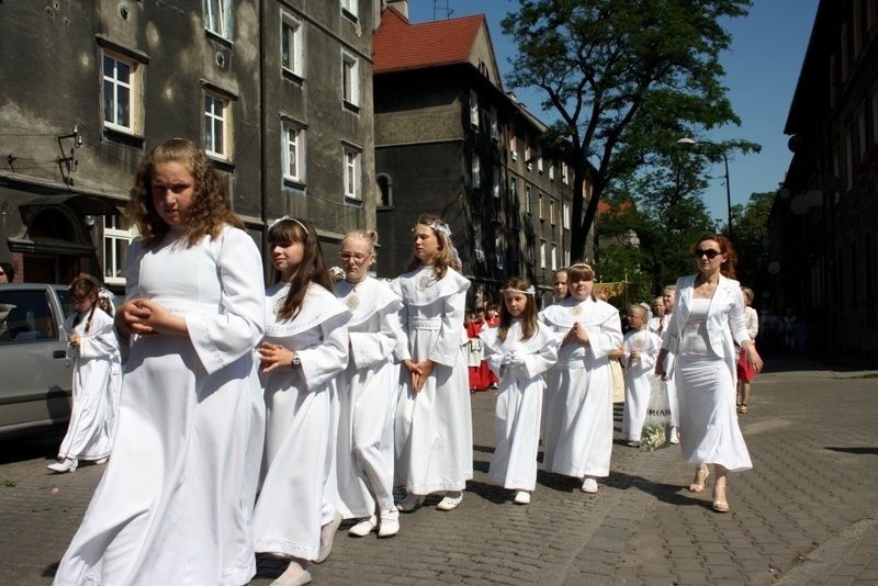 Boże Ciało 2014 w Zabrzu: procesja z kościoła św.Anny w...