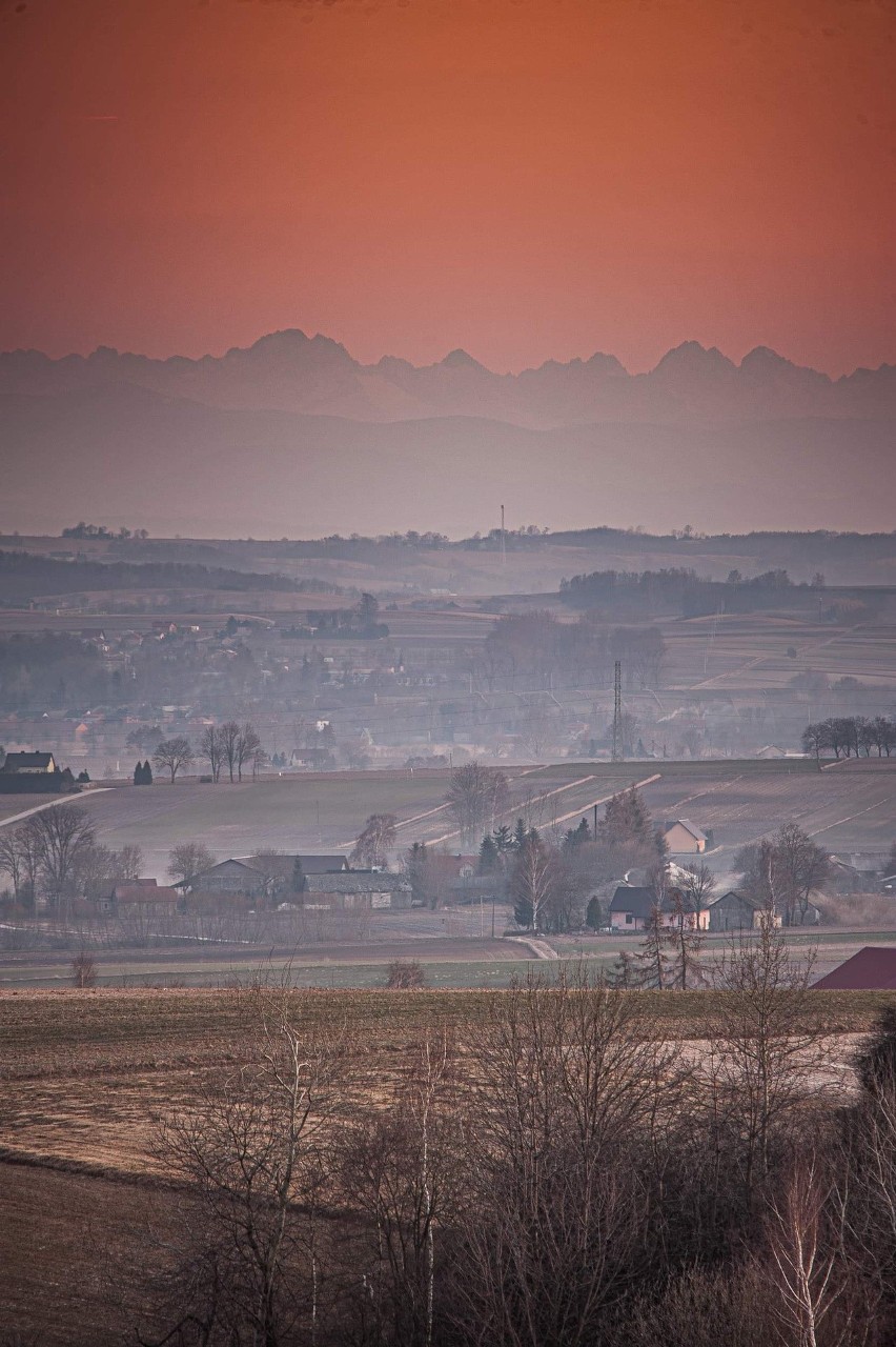 Krajobrazy Ponidzia a na horyzoncie... Tatry! Piękne zdjęcia Michała Janysta. Zobacz