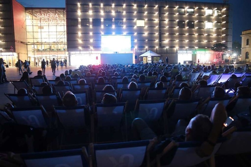 Kino letnie powróciło pod Galerię Krakowską! Na wielkim ekranie "Iluzja 2" [ZDJĘCIA]