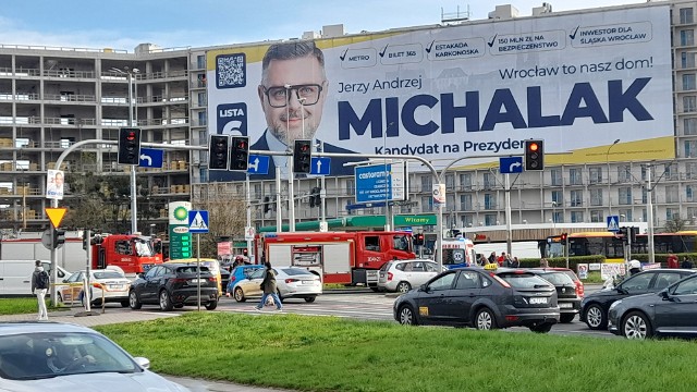 W czwartek (27 marca) we Wrocławiu doszło do wypadku na FAT. Na skrzyżowaniu zderzyły się dwa samochody w tym elektryczna tesla. Występują utrudnienia dla kierowców.