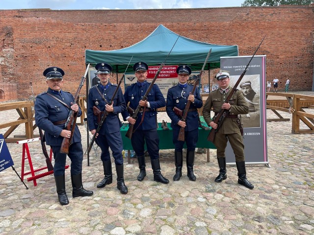 Rekonstruktorzy policyjni z Radomia, na zamku w Ciechanowie prezentowali zabytkowe karabiny.