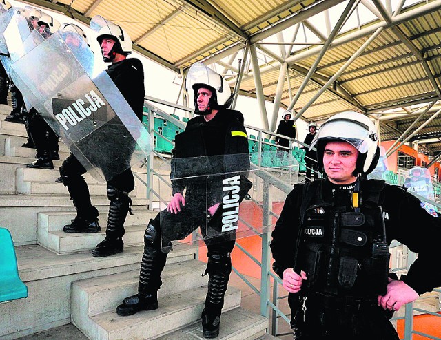 Na tarnobrzeskim stadionie ćwiczyło około dwustu policjantów