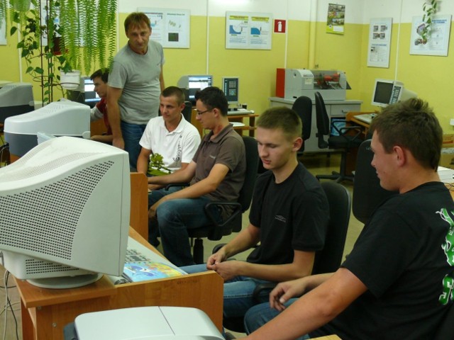 Zajęcia w pracowni technik komputerowych w Centrum Edukacji Zawodowej, gdzie uczy się między innymi projektowania obróbki skrawaniem.