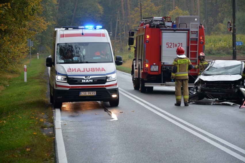 Dachowanie samochodu osobowego w Niechorzu w gminie Sępólno...