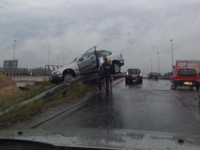 BMW zawisło na barierkach przy wjeździe na Most Pionierów w kierunku Prawobrzeża.