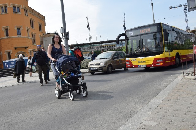 Na ul. Peronowej obok dworca zostało wyniesione przejście dla pieszych. Na ul. Stawowej wytyczana jest droga rowerowa. Powstanie także m.in. próg zwalniający na ul. Borowskiej