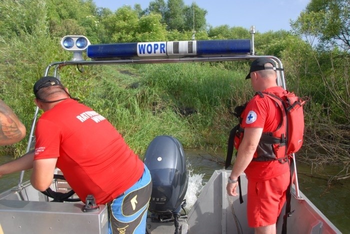 Pożar na Seszelach na Jeziorze Nyskim. Ugasili go ratownicy WOPR za pomocą ... silnika łodzi