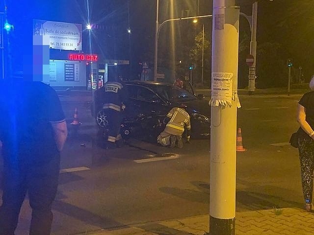 Wypadek na Krakowskiej. Motocykl uderzył w samochód, który wymusił pierwszeństwo