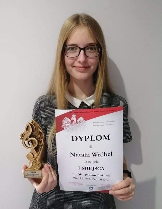 Kolejny sukces uczennicy szkoły w Opatowcu. Tym razem Natalia podbiła Kraków – na konkursie pieśni i poezji patriotycznej