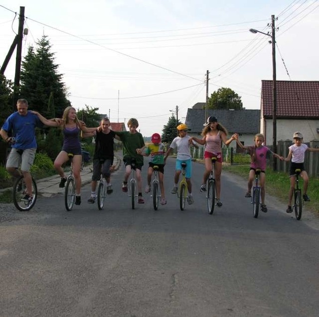 Na monocyklach jeżdżą tu mali i duzi.