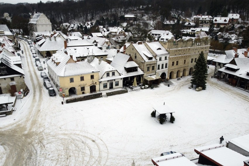Kazimierz Dolny pokryty śnieżną pierzynką. Zobacz, jak wygląda zimowe miasto z lotu ptaka. Zdjęcia