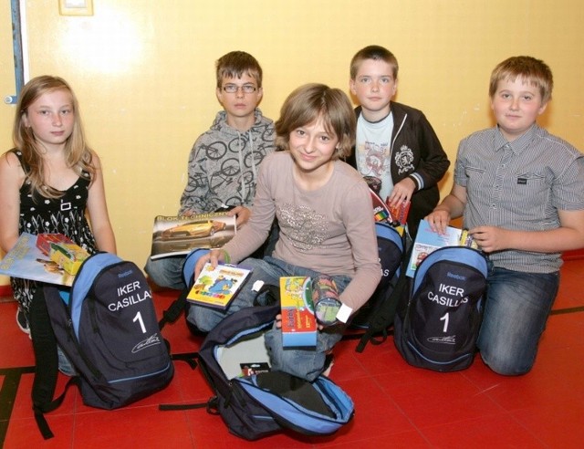 Wyprawki dostały między innymi dzieci ze szkoły podstawowej w Rogolinie. W plecakach znalazły zeszyty, piórniki i farby.