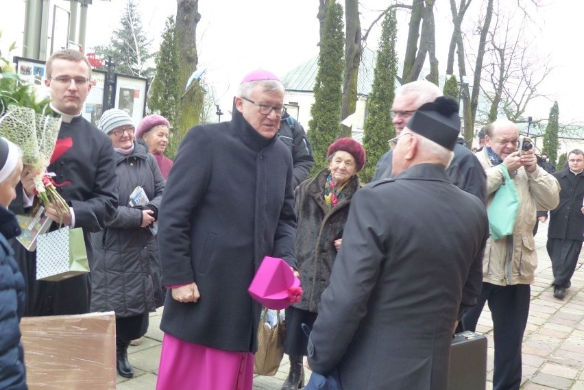 Życzenia dla nowego biskupa od bliskich, mieszkańców Buska i Chmielnika