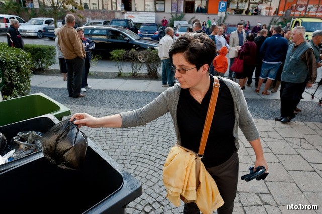 Mieszkańcy Brzegu protestują przeciwko podwyżce opłat za śmieci.