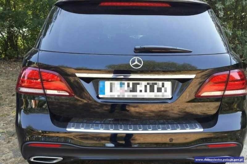 Policjanci odnaleźli mercedesa wartego pół miliona zł