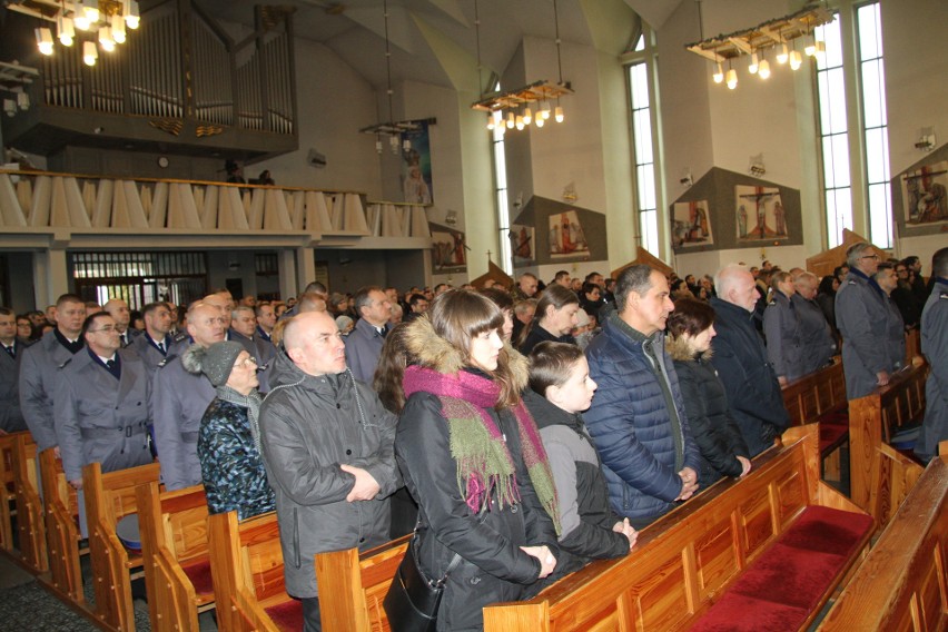 Ostatnie pożegnanie aspiranta Krzysztofa Węglińskiego z Tarnobrzega - policjanta, który zginął w wypadku jadąc na służbę  [ZDJĘCIA]