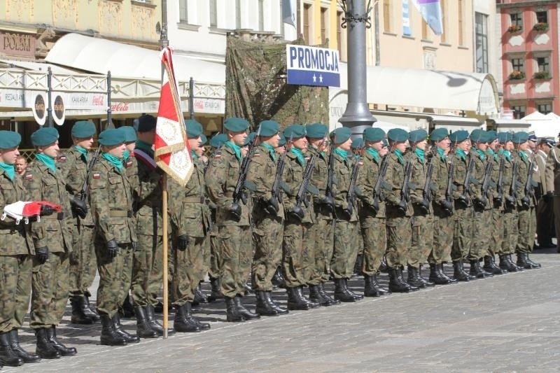 80 nowych oficerów mianowano na Rynku we Wrocławiu (ZDJĘCIA)