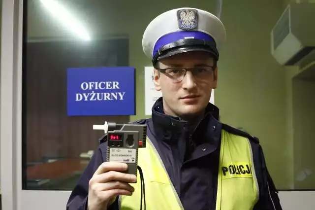 Problemów z badaniem funkcjonariuszy nie będzie. Alkomaty znajdują się na każdej policyjnej dyżurce. Na zdjęciu starszy posterunkowy Mariusz Mrozek.