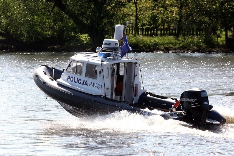 Przekazanie w ręce policji łodzi motorowych