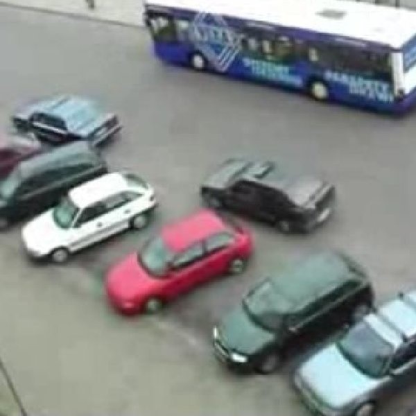 Przed dworcem głównym w Bydgoszczy nie ma gdzie zaparkować. Kierowcy zatrzymują się więc gdzie popadnie.