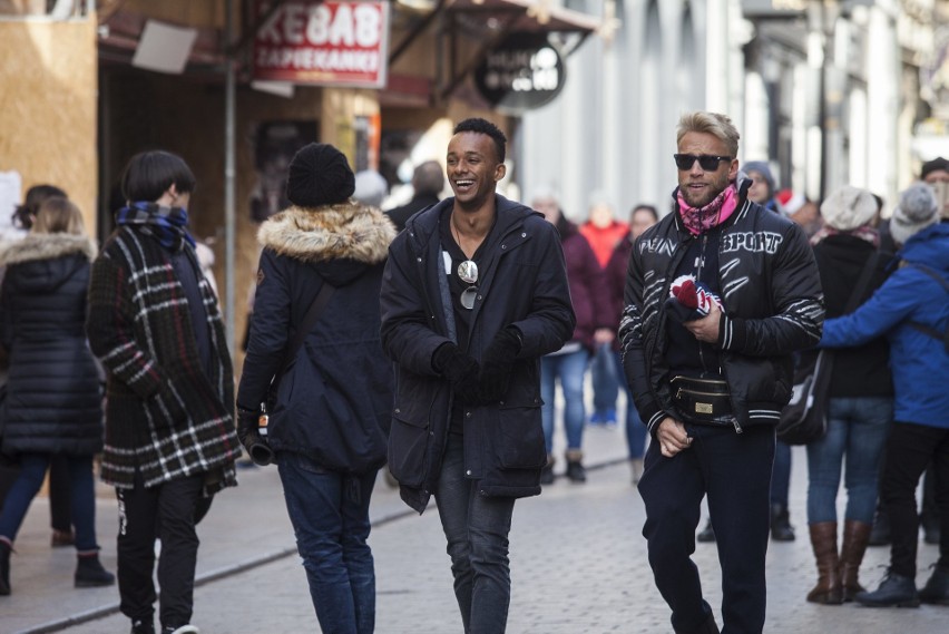 Kraków. Kandydaci do tytułu Mister Supranational spacerują po Rynku Głównym [ZDJĘCIA]