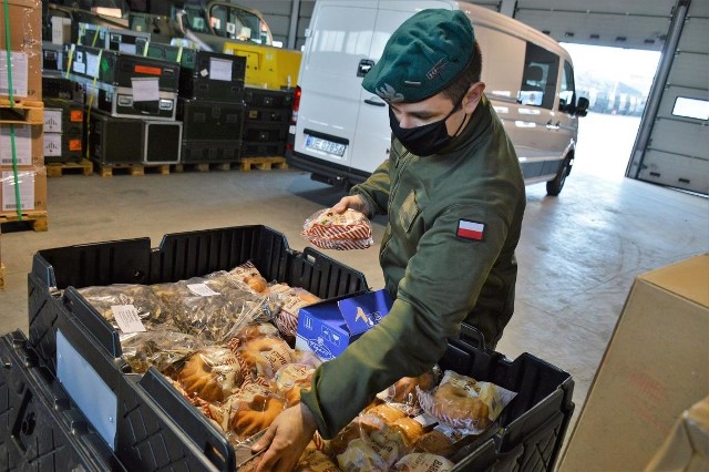 Opolscy logistycy wysłali świąteczne potrawy i prezenty w rejon wojskowych misji.