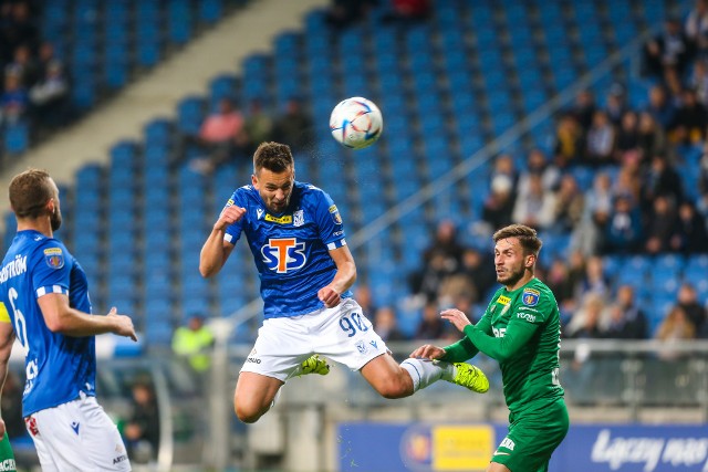 Lech Poznań odpadł z Pucharu Polski, przegrywając 1:3 ze Śląskiem Wrocław. Trener van den Brom wystawił Artura Rudko i Ukrainiec tak jak na początku sezonu bronił jak fajtłapa. Zawalił dwa gole, pierwszego już w 6 minucie, a potem gdy Kolejorz zamierzał ruszyć do zdecydowanej ofensywy. Gdyby jednak w pierwszej części lechici byli skuteczniejsi, wynik pewnie byłby odwrotny. Zobacz w galerii, jak oceniliśmy lechitów --->