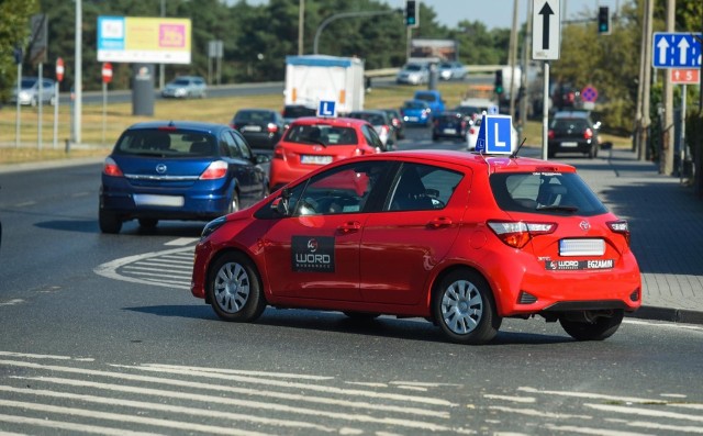 W tej galerii zamieszczamy pierwszą dziesiątkę szkół jazdy z Bydgoszczy, które uzyskały najwyższy wynik zdawalności egzaminu praktycznego na prawo jazdy kategorii B. W zestawieniu wzięliśmy pod uwagę OSK, których kursanci podchodzi do egzaminu praktycznego co najmniej 50 razy. Na końcu galerii zamieszczamy też pełne zestawienie (w tym dane za egzamin teoretyczny). ▶▶