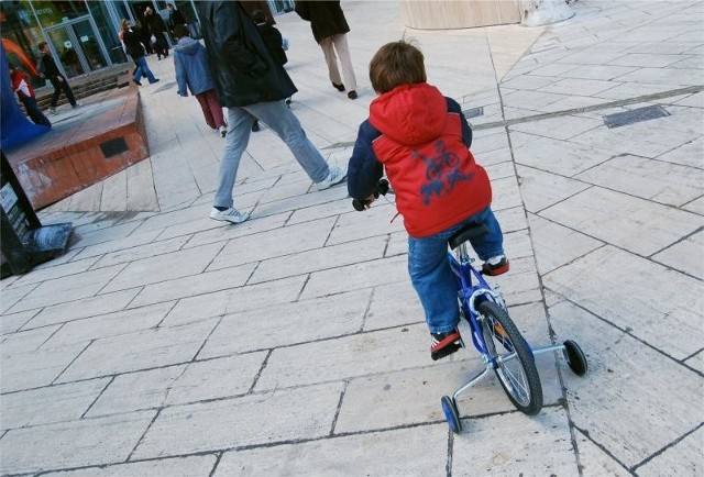 Dziecko przejeżdżało rowerem przez oznaczone przejście dla pieszych.