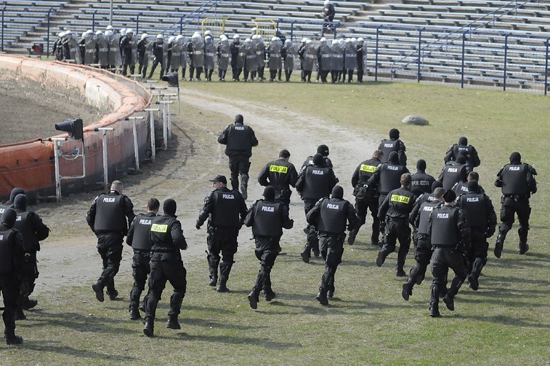 Ćwiczenia Policji na stadionie Polonii przed Euro 2012