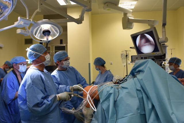 Dr Alessandro Lelli (pierwszy z lewej) na sali operacyjnej w Łęcznej