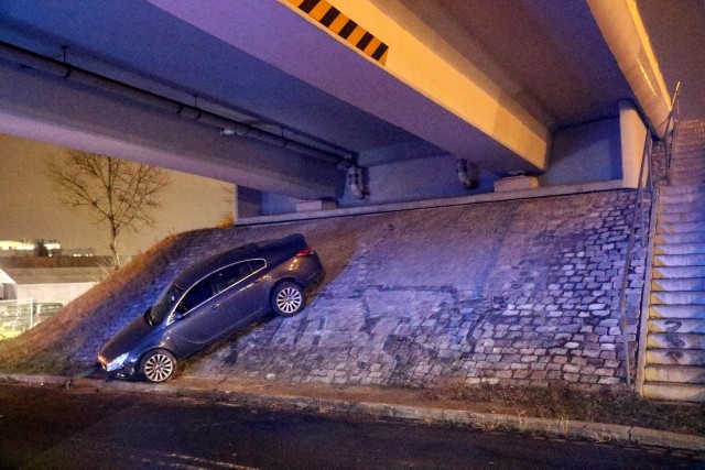 Kierująca samochodem opel insignia kobieta, na jezdni w kierunku Warszawy straciła panowanie nad samochodem i wypadła z drogi. Przeleciała przez pas zieleni i uderzyła w skarpę przy wiadukcie drogowym.